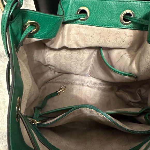 Micheal Kors shoulder bags👜, green color,one size , zipper pocket inside - Picture 9 of 12
